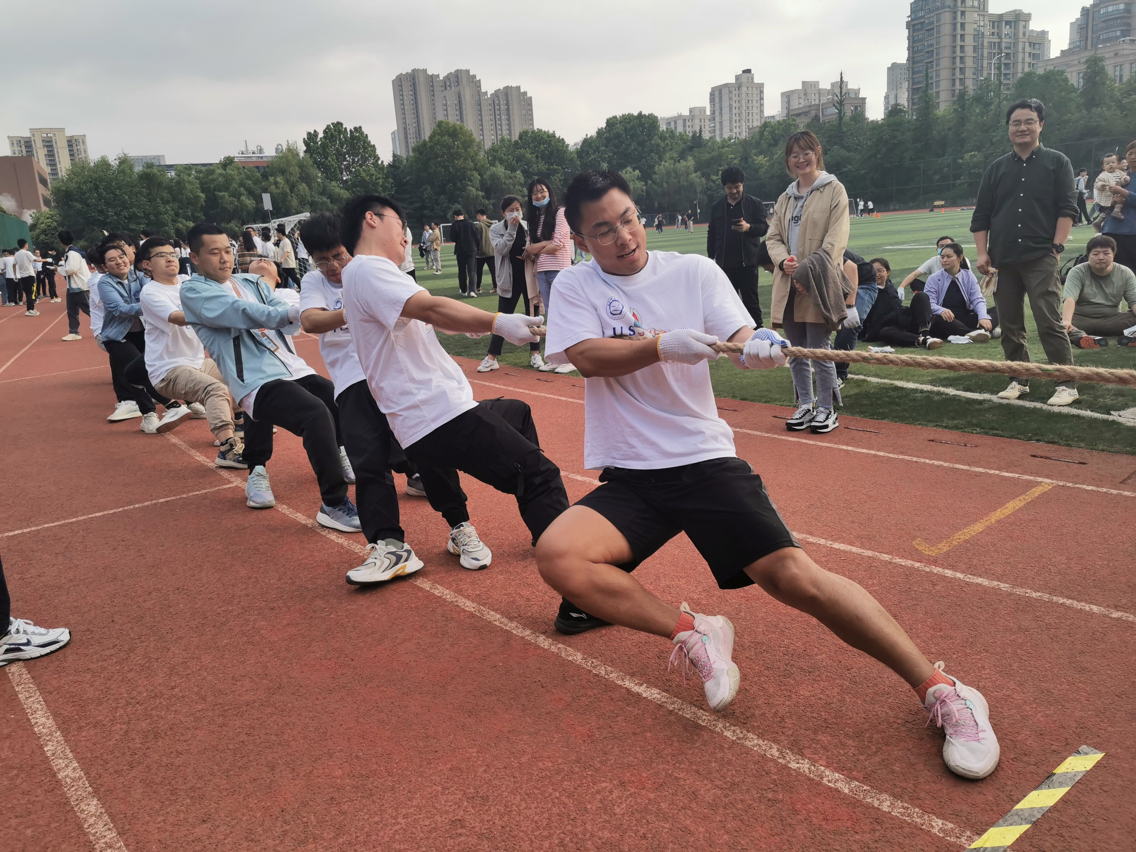劲敌对决，球员们斗志昂扬，拼尽全力的简单介绍