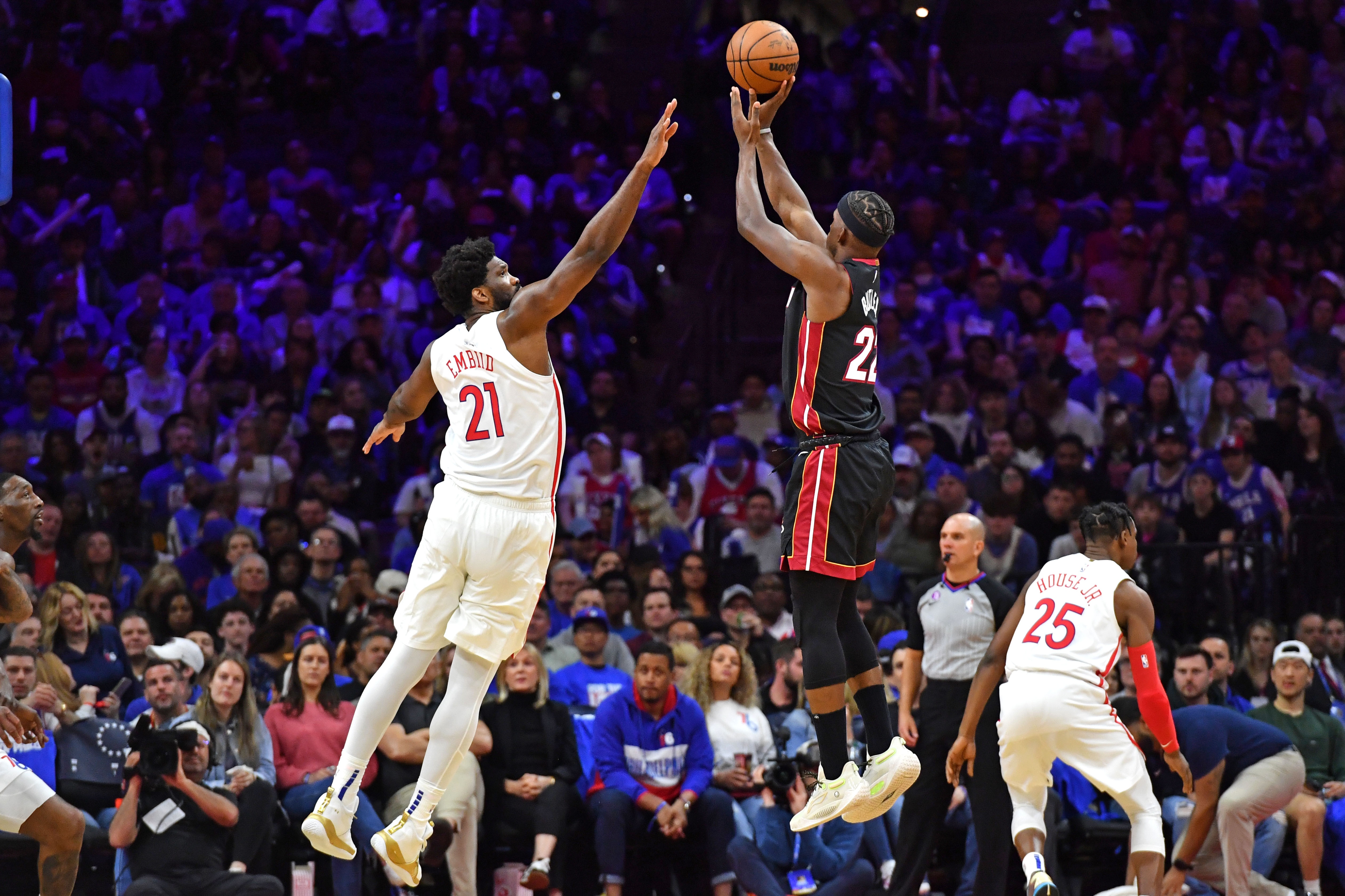 热火队在NBA比赛中夺得胜利