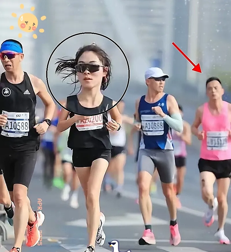运动场上成群结伴，气势如虹