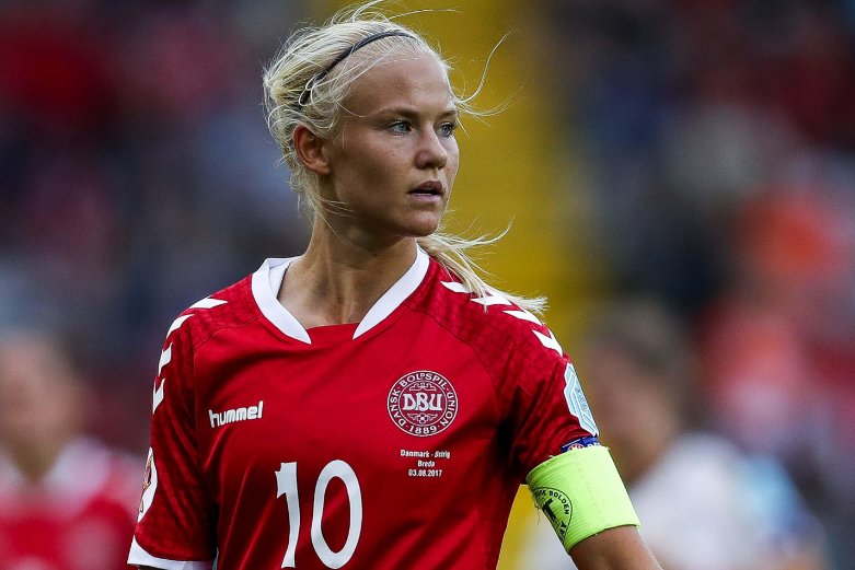 开云体育在线-澳洲足球锦标赛上，女球员表现十分出色