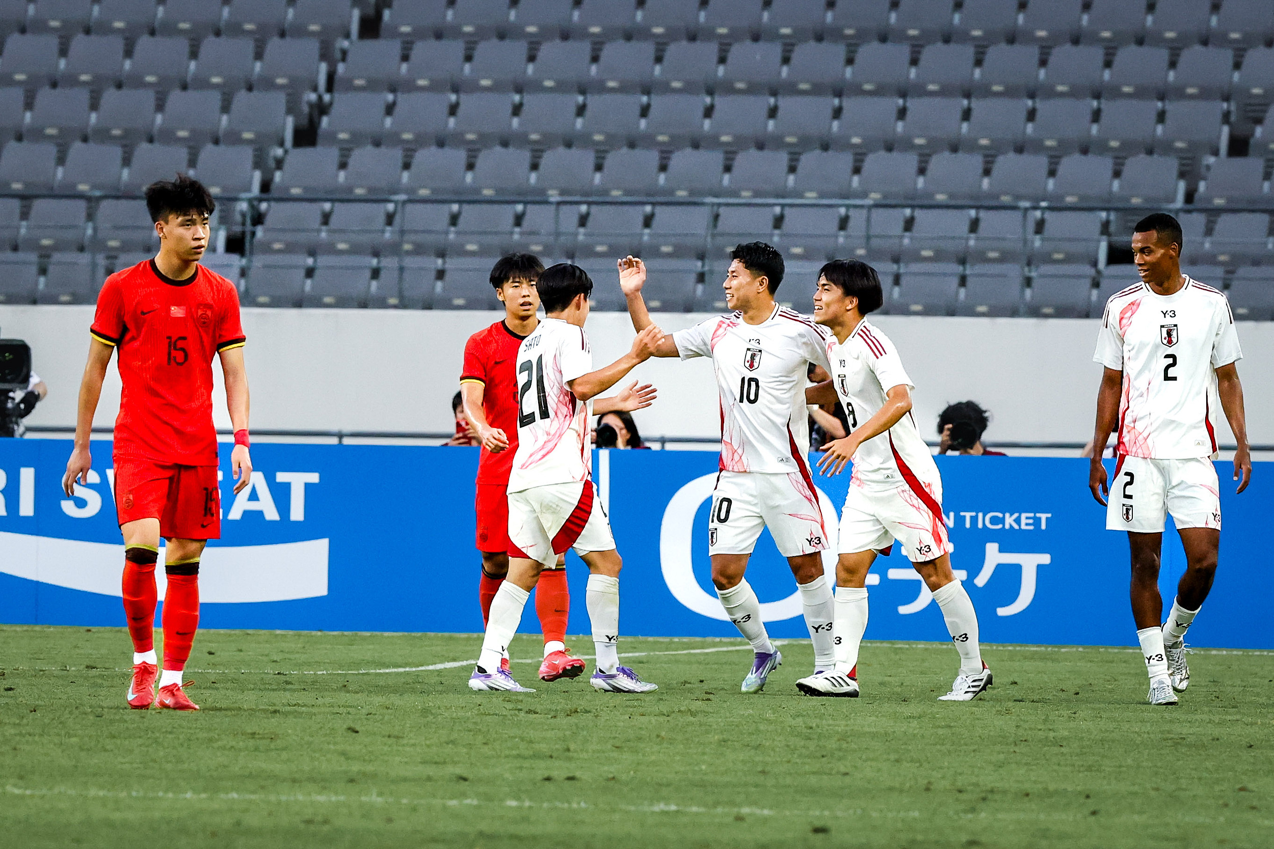 开云APP-球员间传球默契，球队精英表现出色