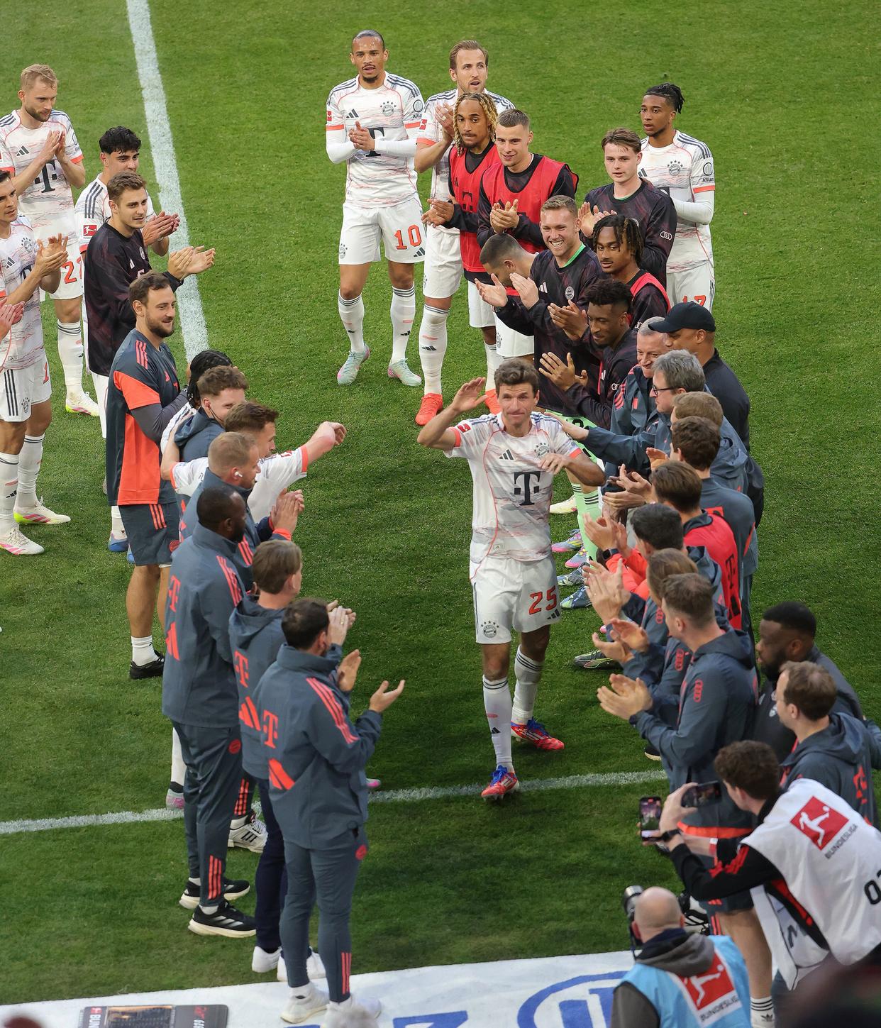 包含拜仁险胜比利时，拉什福德带队取胜的词条