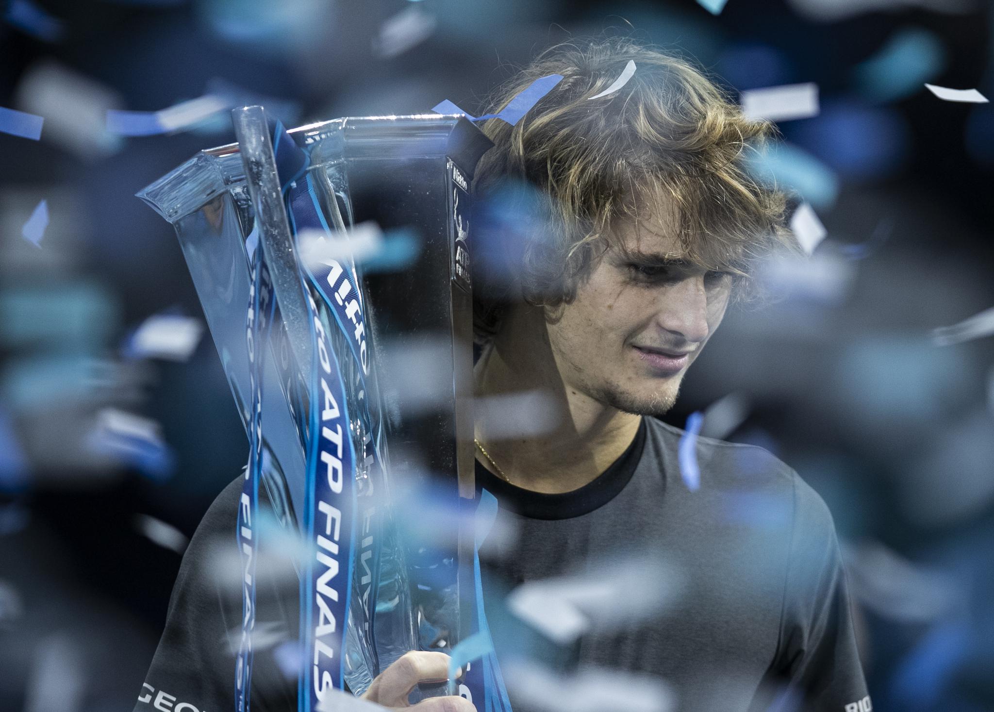 包含年终总决赛鏖战ATP总决赛，兹维列夫带队取胜的词条